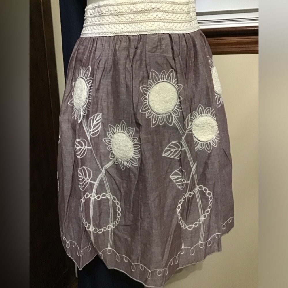 Women’s size medium Floral Embroidered Skirt - Gray